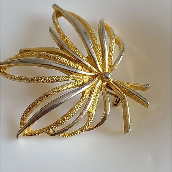 Vintage Leaf Brooch - Picture 2 of 10